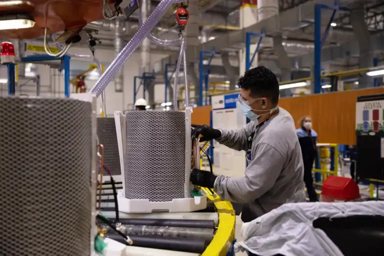 Midea Carrier supera 3 milhões de itens produzidos em Manaus e projeta alta de 20% em 2026