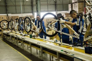 Produção de bicicletas no PIM ultrapassa 298 mil unidades e setor aposta no avanço da mobilidade elétrica.