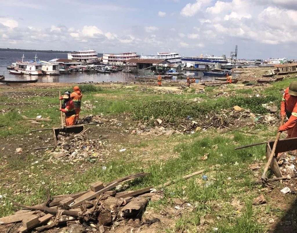 Ecobarreira e ações de limpeza beneficiam entorno da Feira da Panair, no bairro Educandos