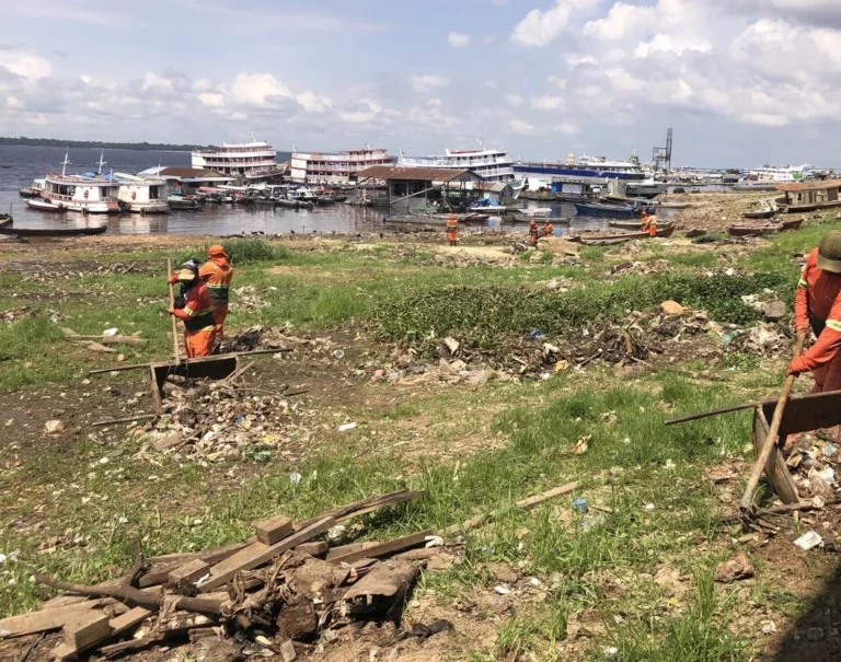 Ecobarreira e ações de limpeza beneficiam entorno da Feira da Panair, no bairro Educandos