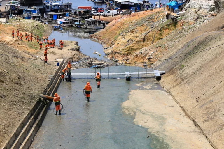 Maior ecobarreira de Manaus é instalada no igarapé do Educandos.