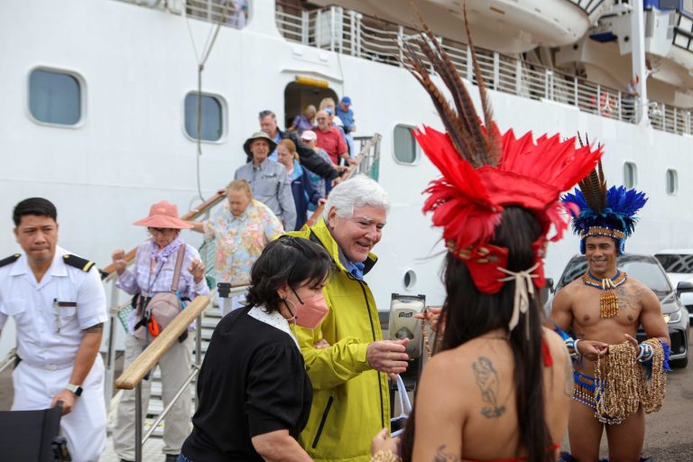 Primeiro cruzeiro da temporada 2025 chega ao Amazonas com quase mil visitantes.