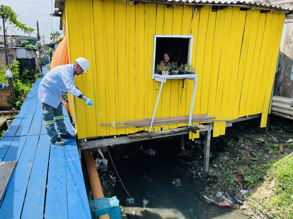 Manaus apresenta na COP30 modelo de saneamento em palafitas que inspira outras cidades da Amazônia.