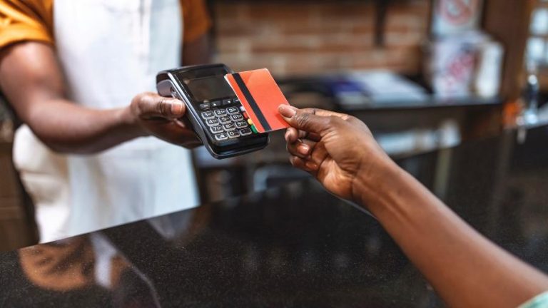 Parcelamento ganha força como ferramenta de organização financeira entre consumidores do Norte, aponta Serasa.