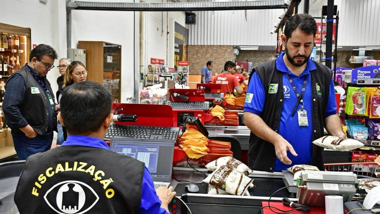 Manaus é a 2ª capital com mais irregularidades em produtos da cesta básica, aponta operação do Inmetro.