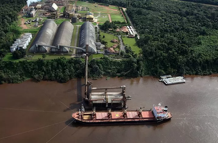 Itacoatiara é ponto estratégico de rotas fluviais que movimentam a economia.