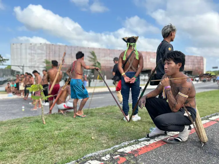 Em protesto pacífico, indígenas Munduruku cobram participação na COP30.