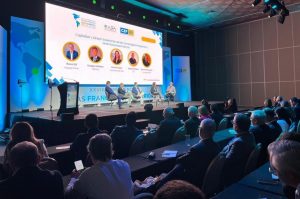 Tecnologia e IA dominam abertura de conferência que reúne mais de 770 zonas francas nas Américas.