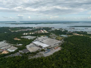 Autoridades políticas reagem a críticas de artigo do Valor Econômico sobre a Zona Franca de Manaus.