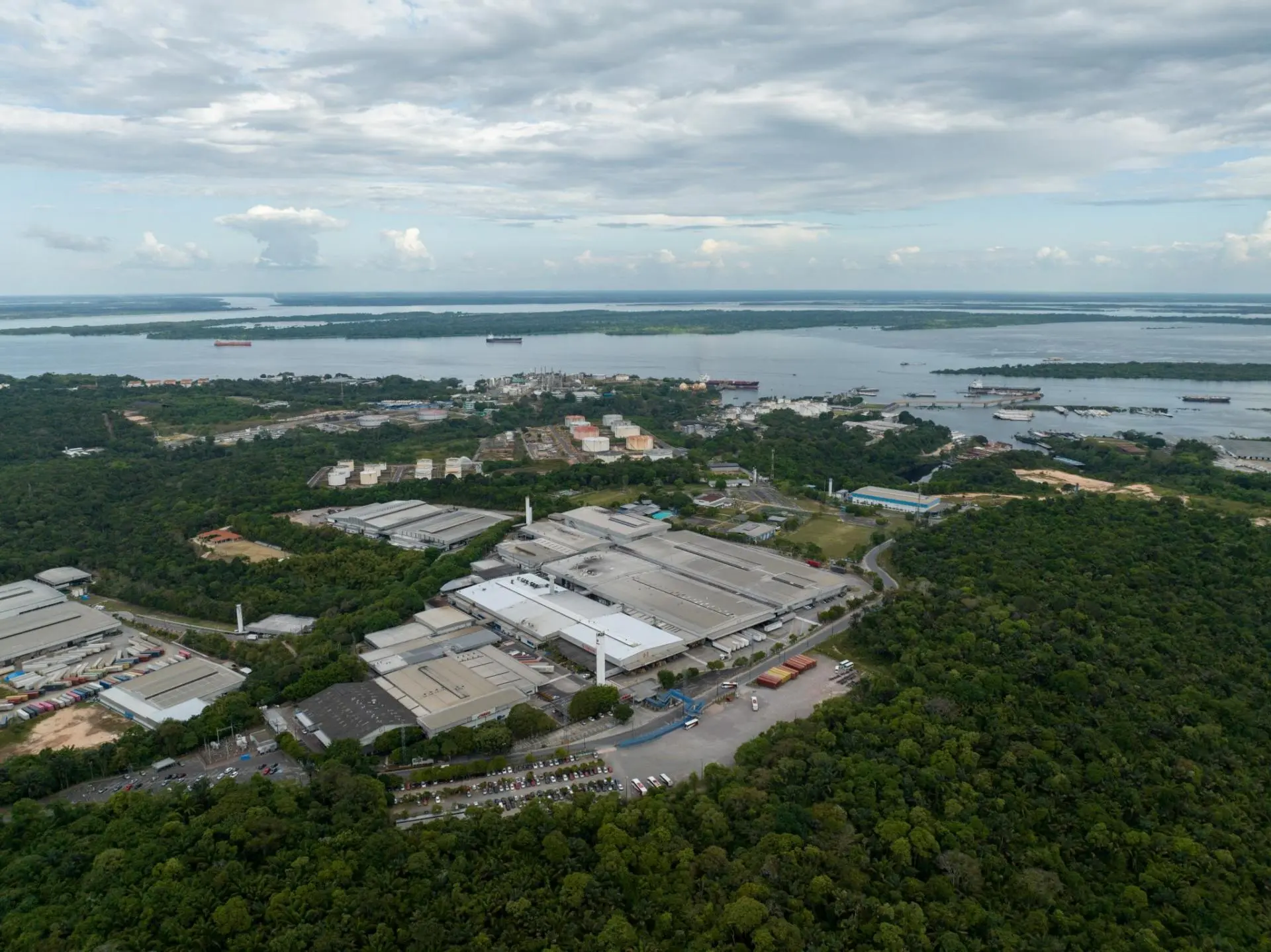 Autoridades políticas reagem a críticas de artigo do Valor Econômico sobre a Zona Franca de Manaus.