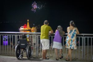 Em Manaus, balsa natalina leva maior Natal flutuante da história para 45 comunidades ribeirinhas 1 natal