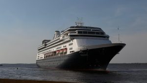 Mais de 2 mil turistas chegam a Manaus a bordo do MS Volendam