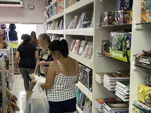 Seis em cada 10 famílias pretendem gastar acima de R$ 600 com material escolar em 2026