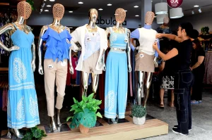 Varejo de Manaus registra avanço de vendas digitais e pagamentos via pix no Natal, mas contratações seguem cautelosas