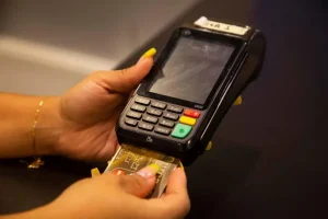 Seis em cada 10 famílias pretendem gastar acima de R$ 600 com material escolar em 2026