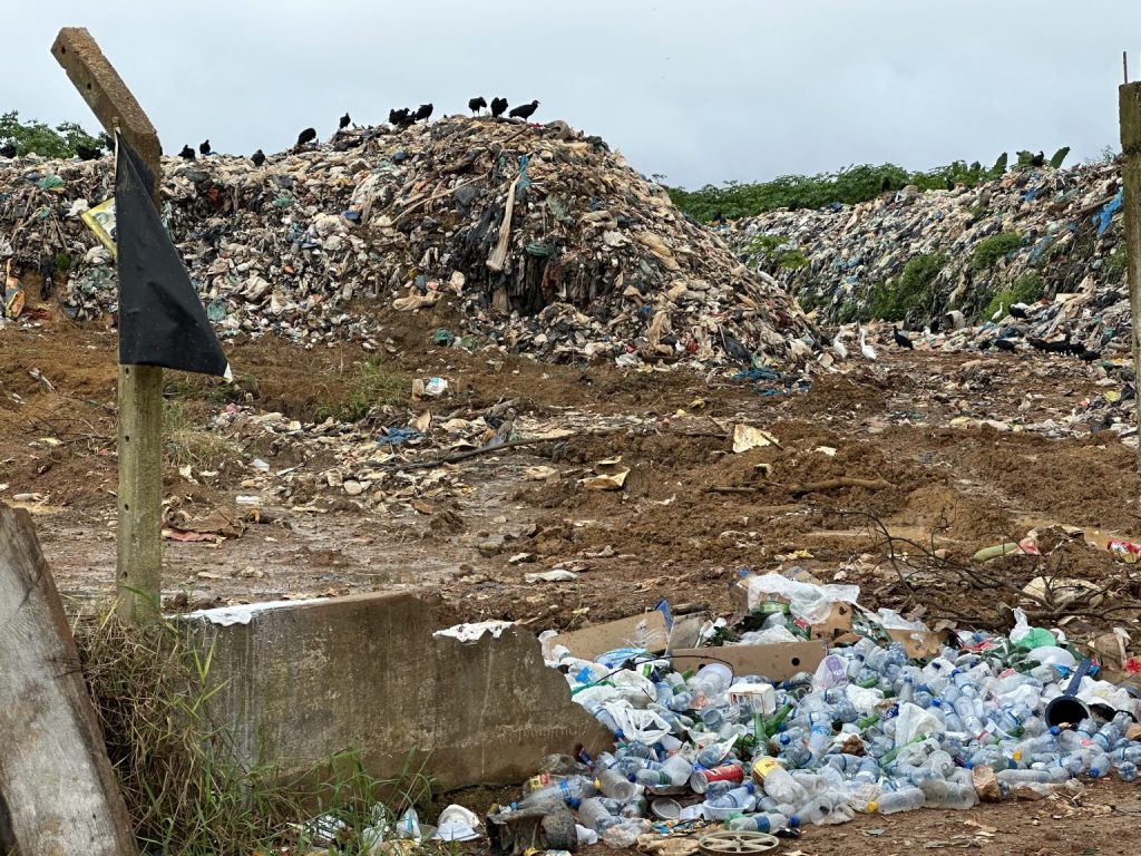Lixão de Iranduba avança, contamina igarapé e exige ação urgente, constata Defensoria Pública do Amazonas