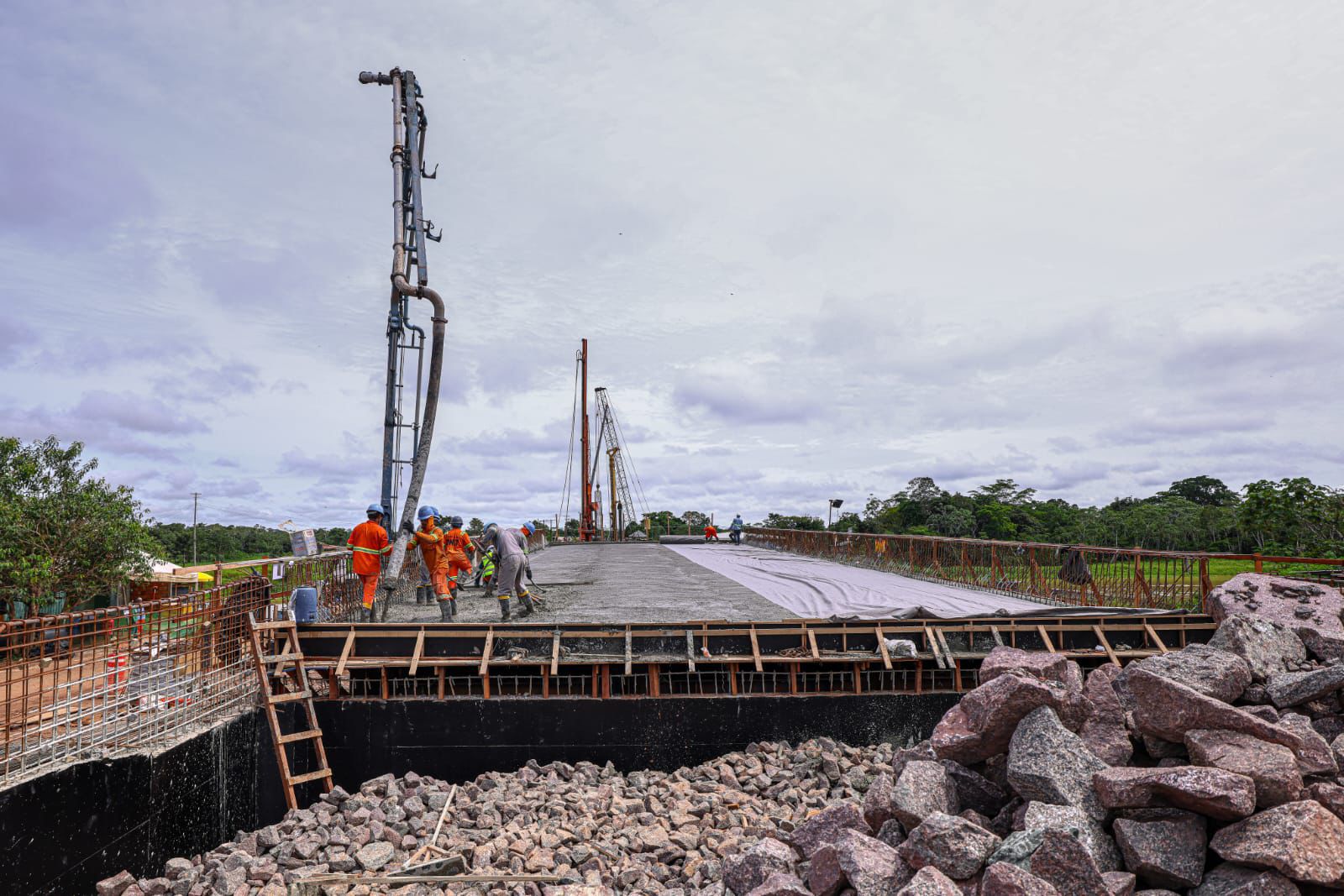 Ponte na BR-319 avança e deve ser liberada até março