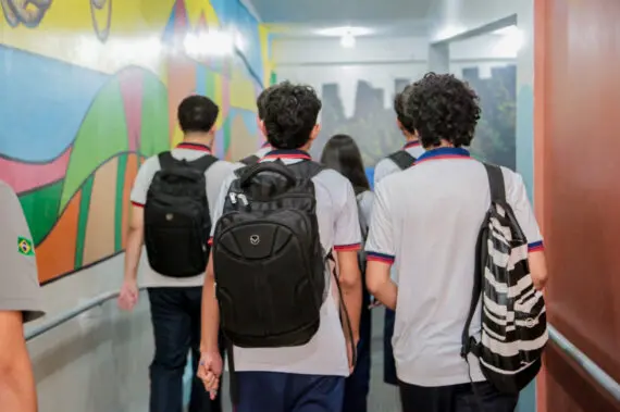 Escola Murilo Braga Alunos Professor Lousa Digital Aula 17.09.24 Foto Daiane Mendonca 161 570x379 1