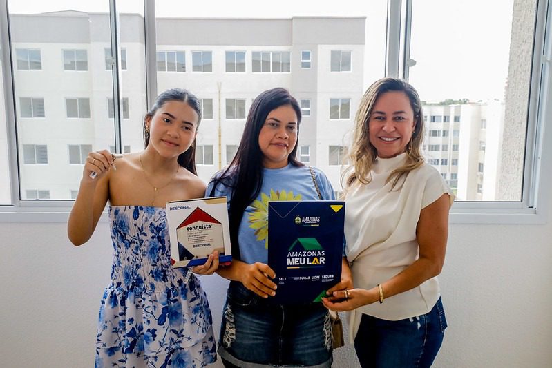 UGPE BENEFICIARIA HEIDE LUCIANE A FILHA LETICIA LEANDRA E A SECRETARIA EXECUTIVA DA SEDURB DANIELLA JAIME FOTOS ANTONIO LIMA 2