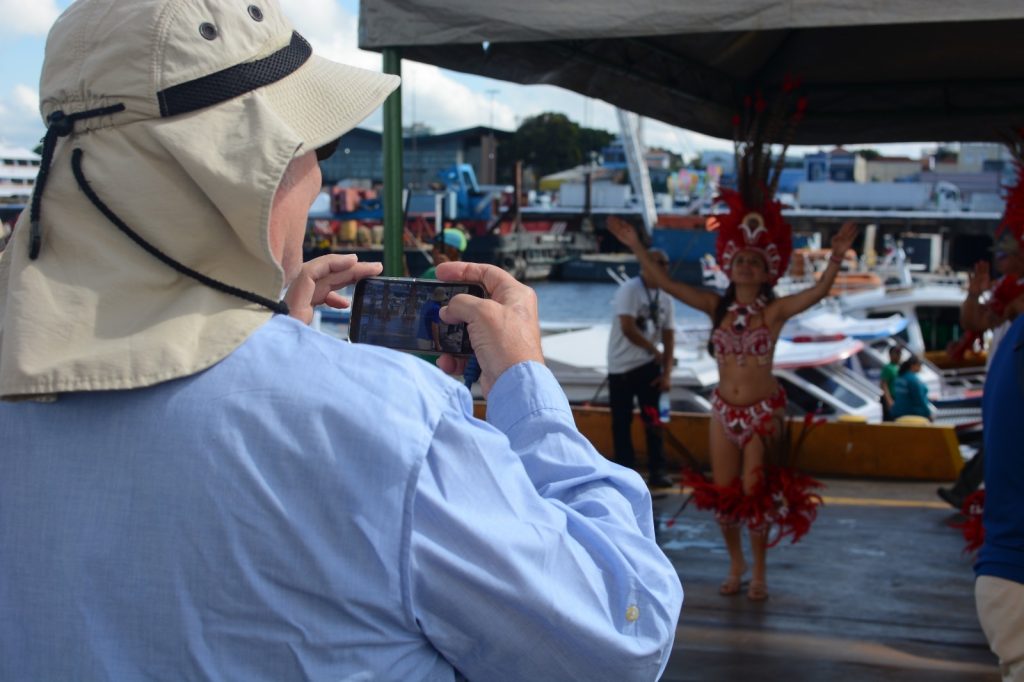Navio de cruzeiro com 1,8 mil visitantes chega a Manaus
