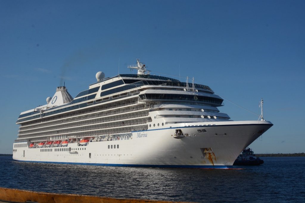 Navio de cruzeiro com 1,8 mil visitantes chega a Manaus