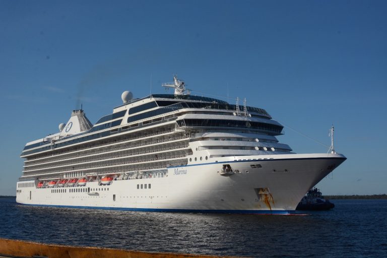 Navio de cruzeiro com 1,8 mil visitantes chega a Manaus