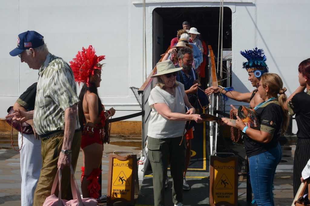 Navio de cruzeiro com 1,8 mil visitantes chega a Manaus