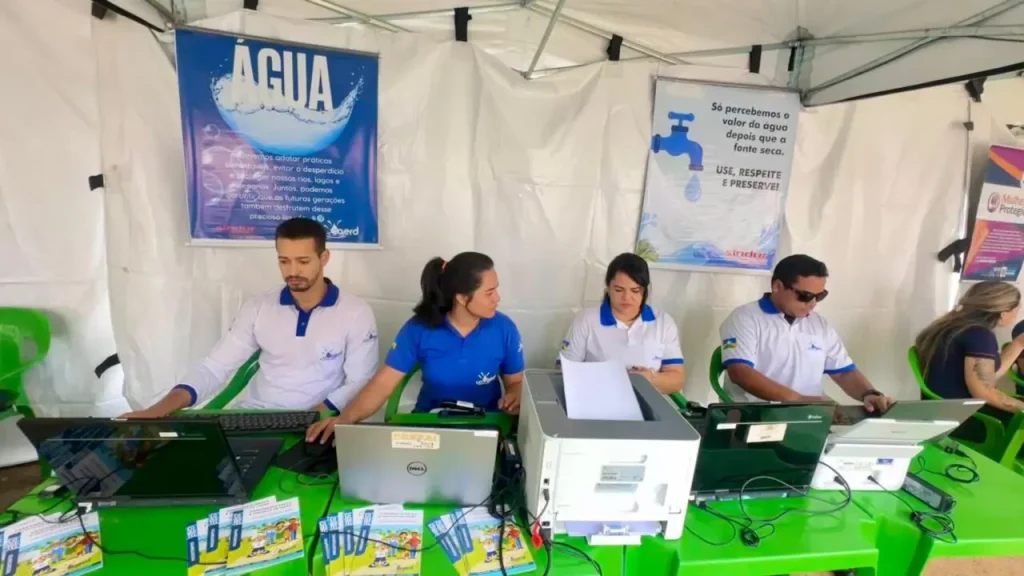 água