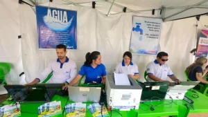 água