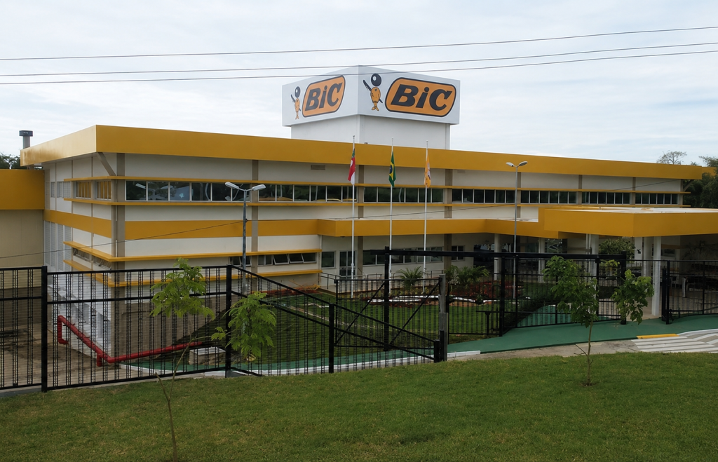 Fábrica da BIC em Manaus produz, por ano, mais de 1 bilhão de itens entre canetas, barbeadores e isqueiros