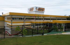 Fábrica da BIC em Manaus produz, por ano, mais de 1 bilhão de itens entre canetas, barbeadores e isqueiros