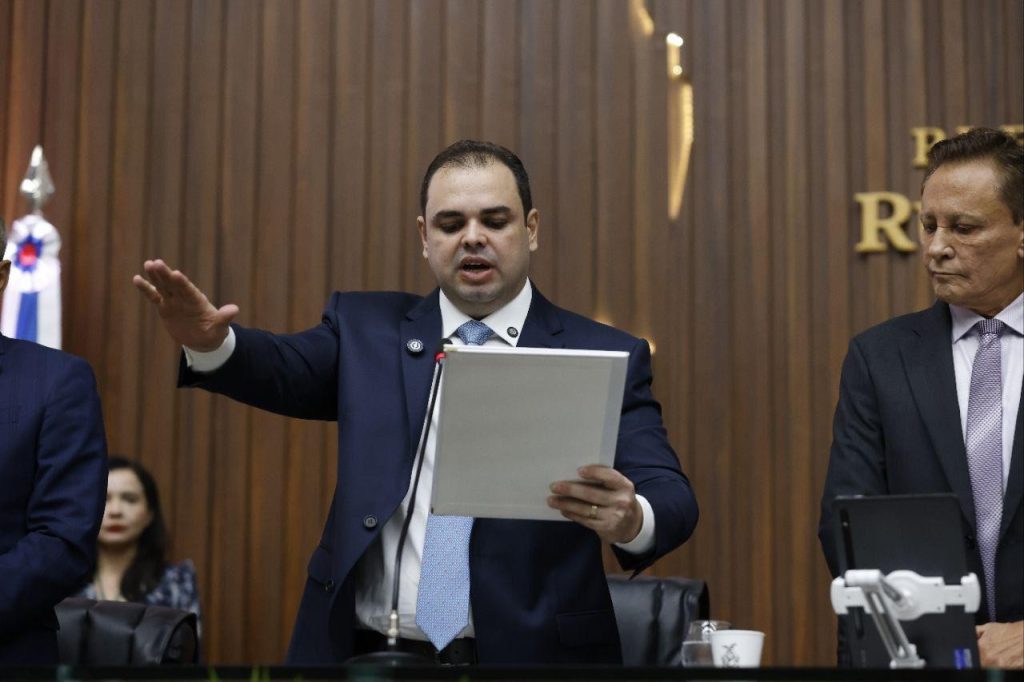 Roberto Cidade cita saúde, segurança e ajuste fiscal como prioridades no Amazonas 1 Roberto Cidade faz juramento em ato de posse