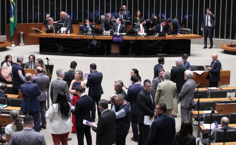Câmara aprova projeto que prevê até 4 anos de prisão por aumento abusivo no preço de combustíveis 1 combustíveis