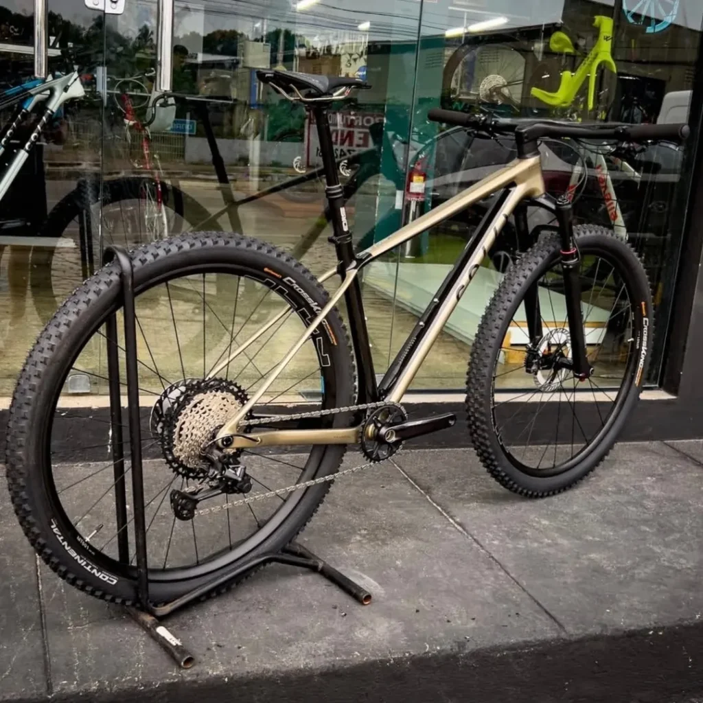 Colli Zurich Team focado em leveza e rigidez. Transmissao Frenagem Kit Shimano XT conhecido