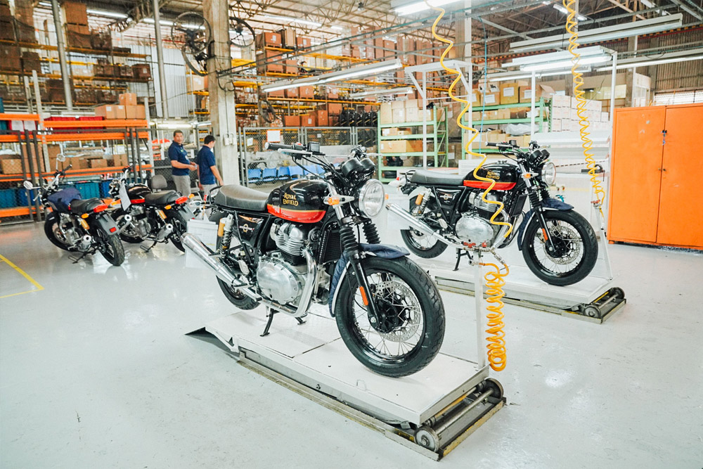 Motocicletas Royal Enfield no espaco da linha de montagem em Manaus