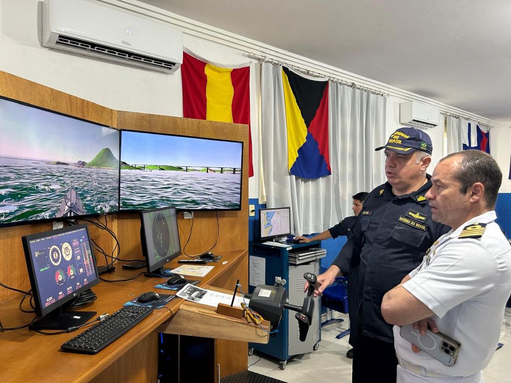 Visita do Capitao dos Portos no simulador de passadico junto do Comandante Carvalhaes da EAMES