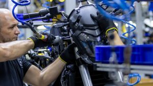 Bajaj amplia presença no Brasil e produz quase 4 mil motos em Manaus em setembro 1 fabricacao bajaj Fotos DivulgacaoBajaj 1536x861 1